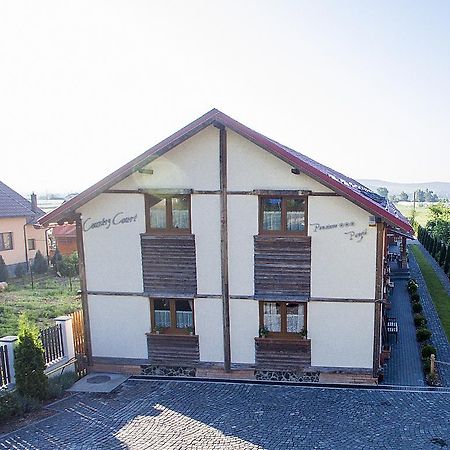 Country Court Bed & Breakfast Curteni Exterior photo