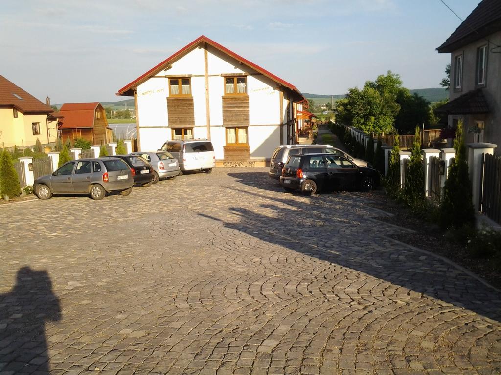 Country Court Bed & Breakfast Curteni Exterior photo