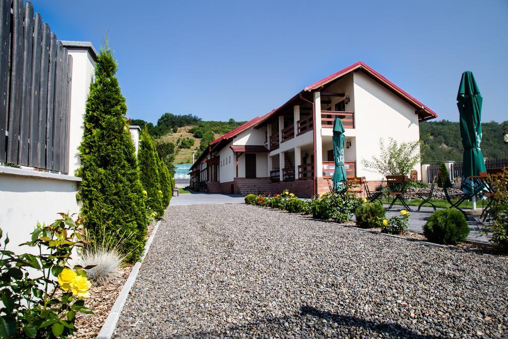Country Court Bed & Breakfast Curteni Exterior photo