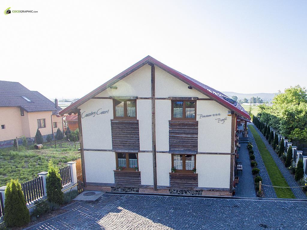 Country Court Bed & Breakfast Curteni Exterior photo